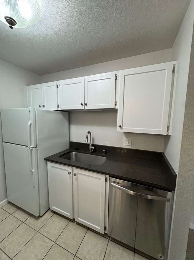 Building Photo - Quiet and beautiful 1 bed 1 bath unit in K...