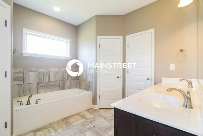 Building Photo - 5 Bedroom Pet-Friendly Home in Oakland, TN with Main Street Renewal