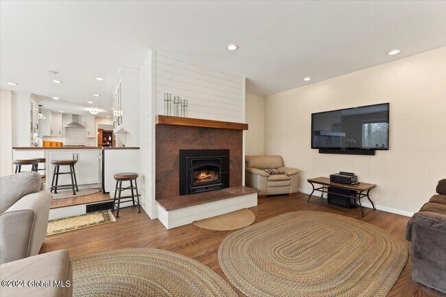 Building Photo - 7 Hill Rd