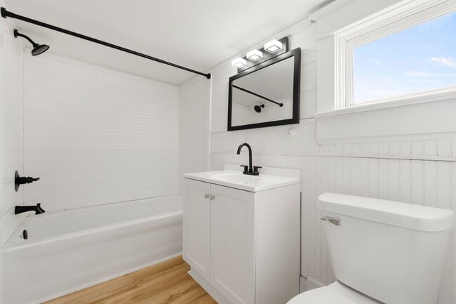 Building Photo - New Listing! 3 Bedroom House!