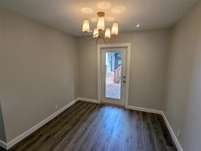 Building Photo - 5806 Glenhollow Path