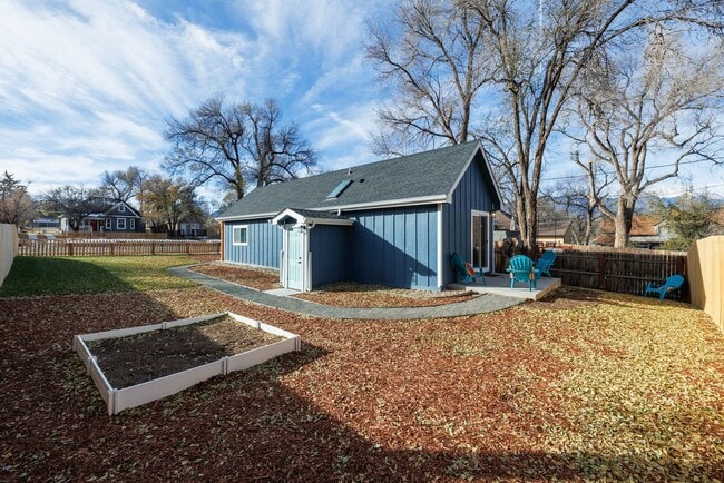 Building Photo - Beautifully remodeled bungalow