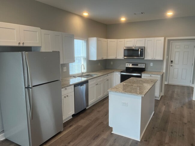 Building Photo - 3 Bed 3 Bath Home