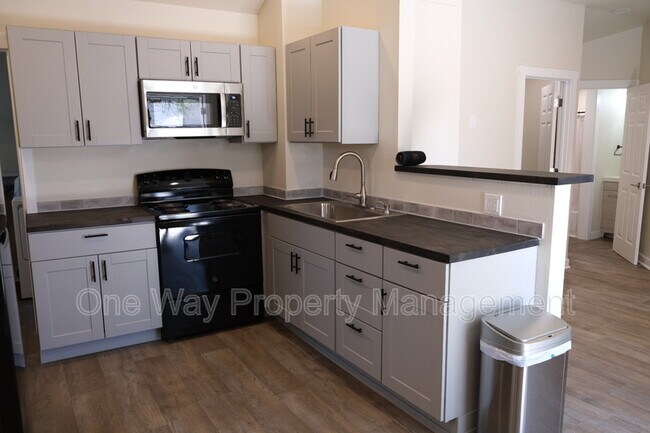 Building Photo - 2038 1/2 5th St