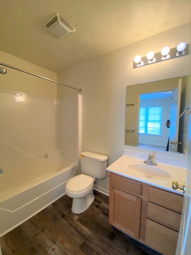 Building Photo - Spacious End Unit Townhouse with 2 Maste Suites 1920 Square Feet