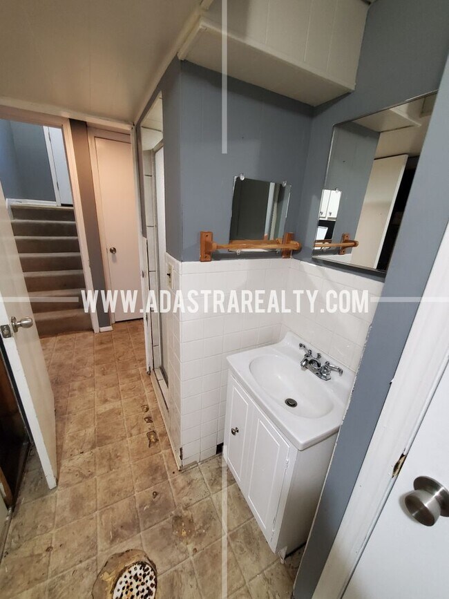 Building Photo - Beautiful Shawnee Home-AVAILABLE in JUNE!!