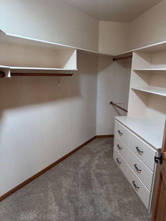 Building Photo - Beautiful 4-Bedroom Home on Acreage | Peac...