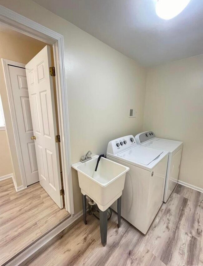Building Photo - 3112 Village Cir N