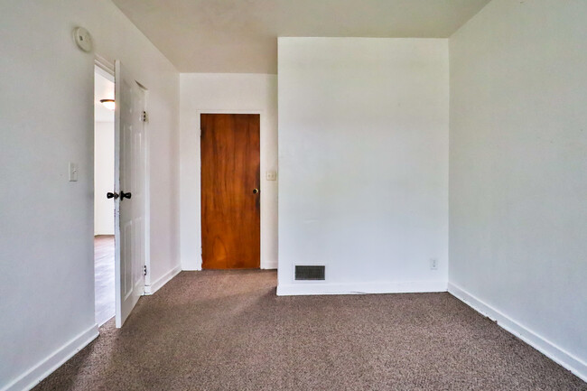 Building Photo - 925 N Prairie Ave