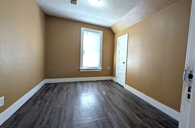 Building Photo - 204 W Larch Ave