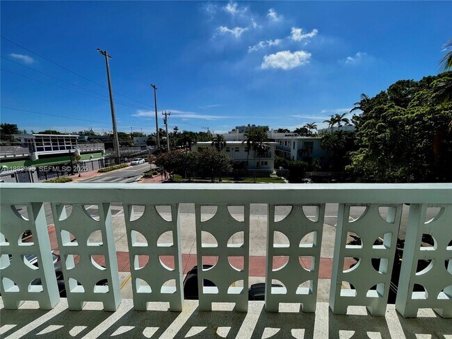 Building Photo - 1100 NE 11th St