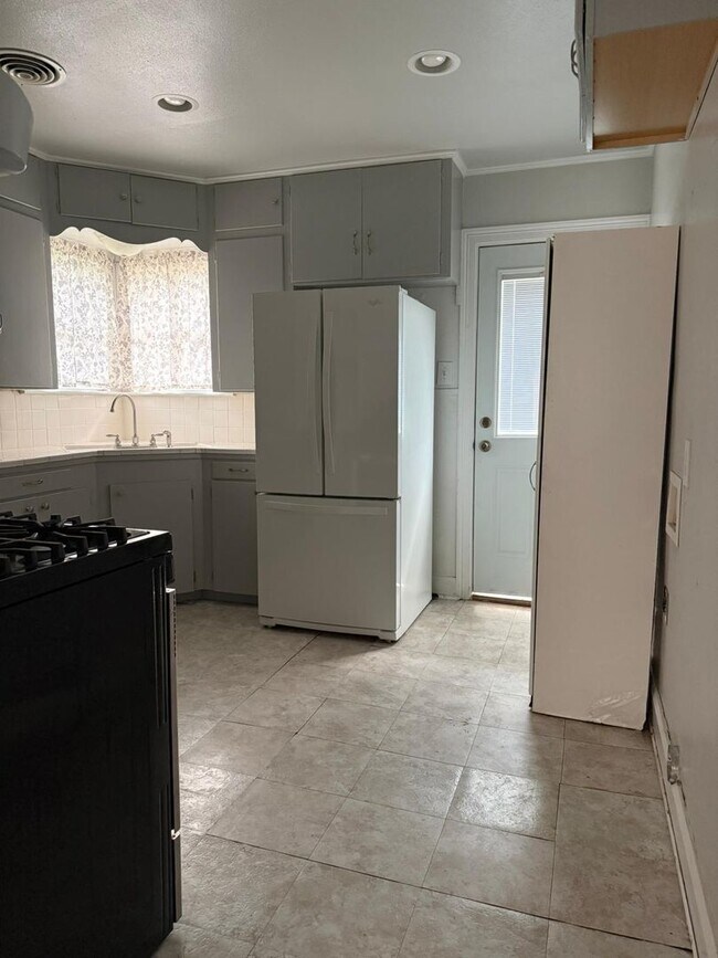 Building Photo - 3330 12th St