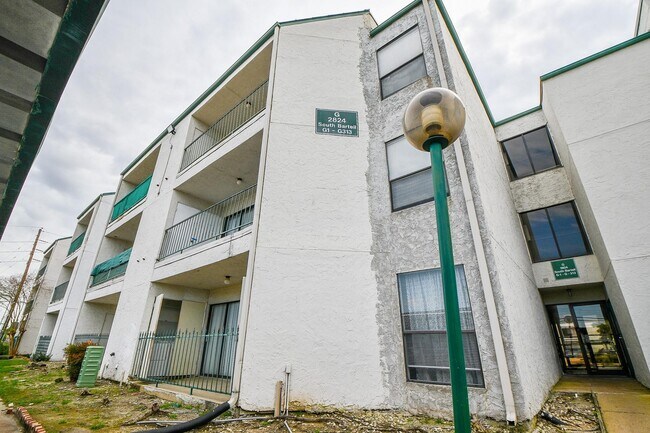 Building Photo - 2824 S Bartell Dr