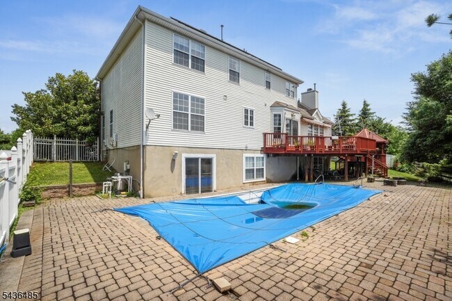 Building Photo - 10 Crestwood St