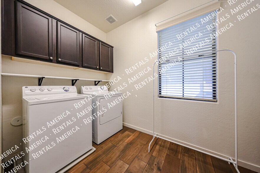 Building Photo - 10428 E Nopal Ave