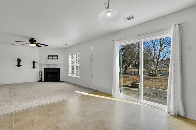 Building Photo - 3 Bedroom 2.5 bath home with 2 car garage located in Shadow Moss
