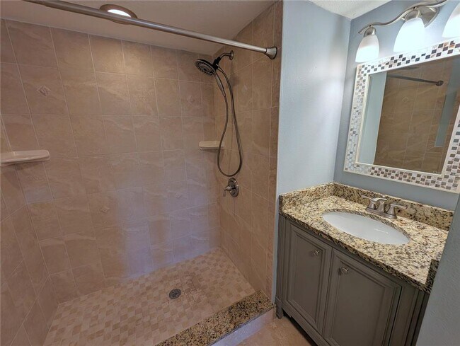 Building Photo - 5657 Summerside Ln