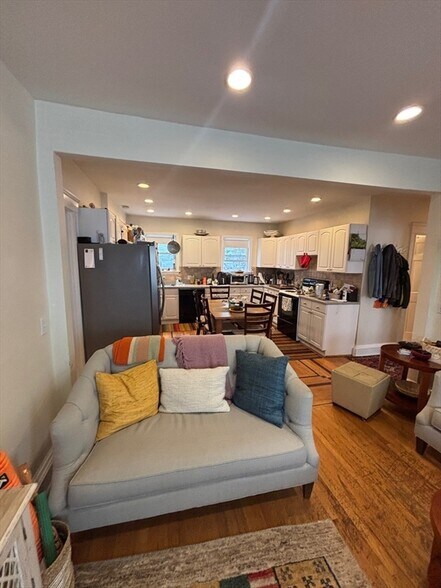 Building Photo - 555 Heath St