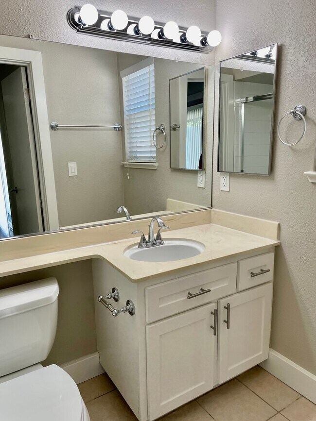 Building Photo - LARKSPUR 2431-2433