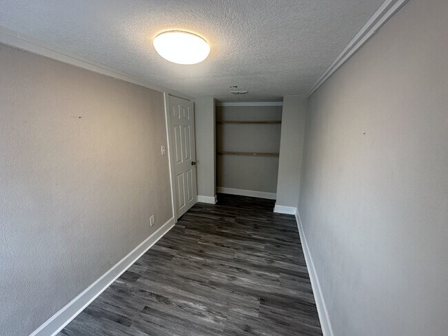 Building Photo - Beutifully Updated 2 Bedroom Home in Dixieland Community in South Lakeland
