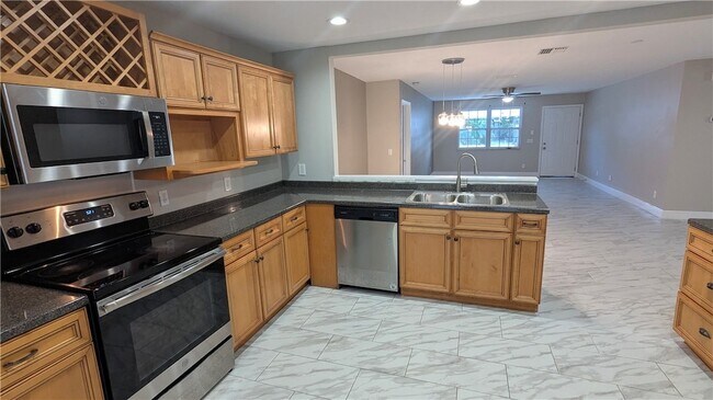 Building Photo - 795 Rolling Hill Dr