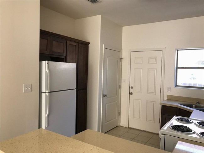 Building Photo - 11 Diamond Head Ave