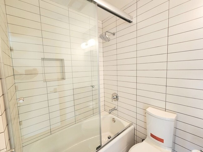 Building Photo - Meticulously renovated 2 bedroom duplex home in central San Mateo