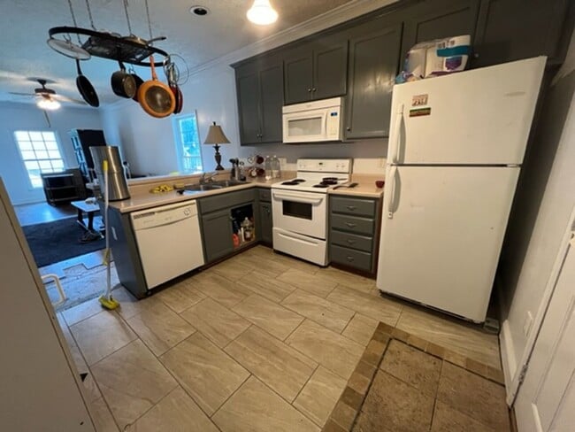 Building Photo - 4 Bedroom/4 Bathroom House!