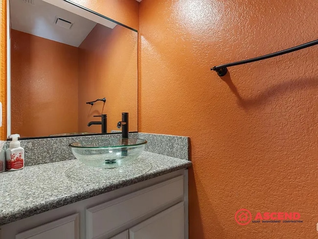 Building Photo - Beautiful 2 Bedroom, 2 Bathroom Home with ...