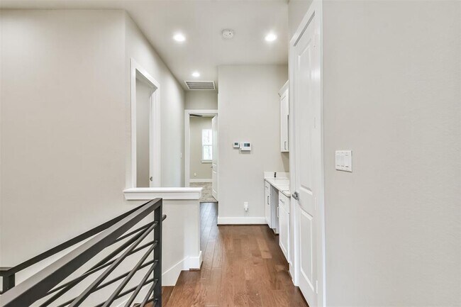 Building Photo - 810 Mansfield St