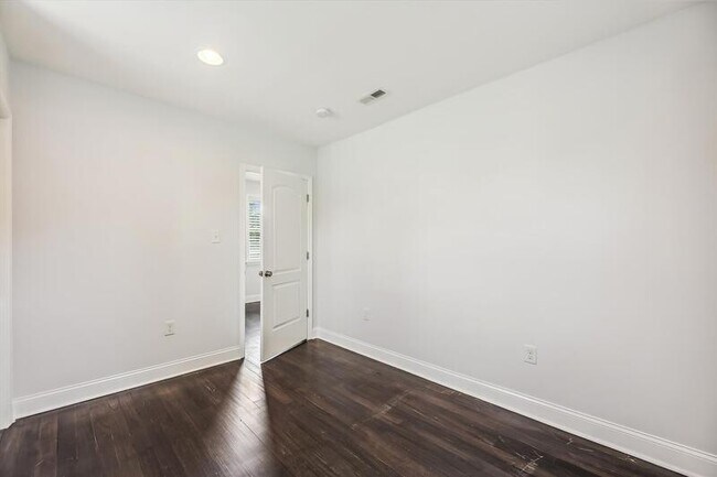 Building Photo - 2612 33rd St SE