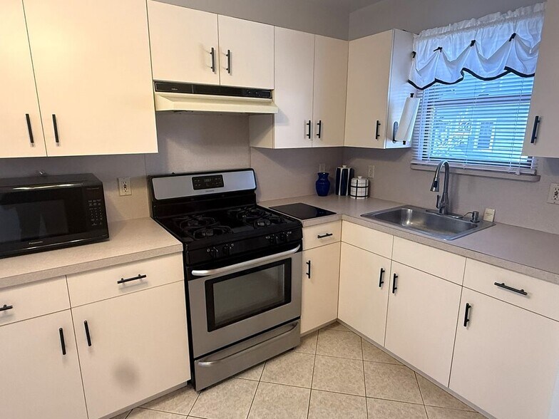 Building Photo - 47 Harding Ct