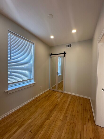 Building Photo - 2112 N Leavitt St