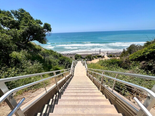 Building Photo - 2 bed 2 bath ocean view Stand alone bungalow by the beach