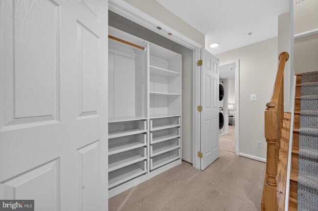 Building Photo - 122 Sanborn Pl