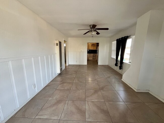 Building Photo - Spacious 2 bedroom/1 bathroom unit now ava...