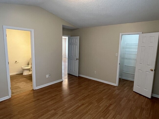 Building Photo - Updated 3 Bedroom, 2 Bath Ranch in NW Char...
