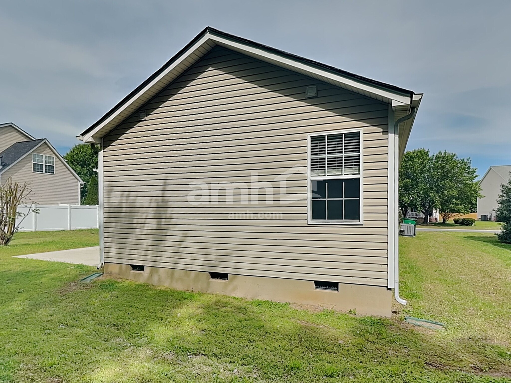 Building Photo - 15115 De Havilland Dr