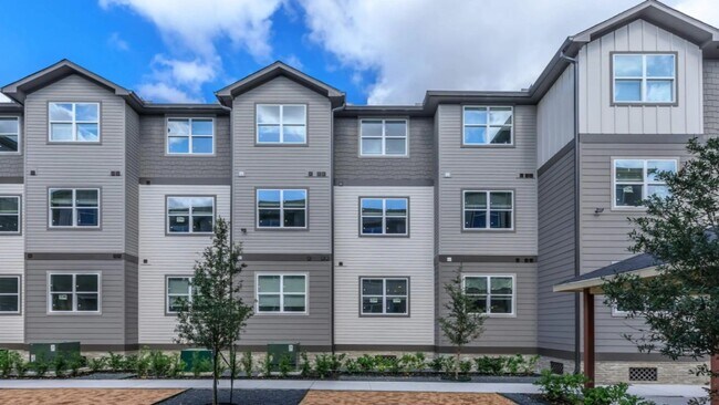 Building Photo - 1720 Crestdale Dr