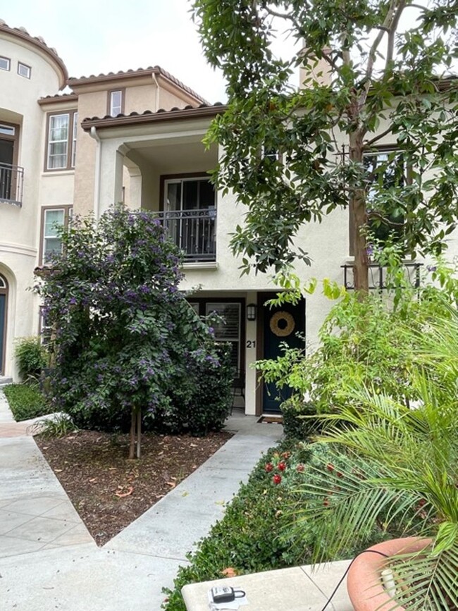 Building Photo - Remodeled townhome - 2 bedroom 2.5 bath in...