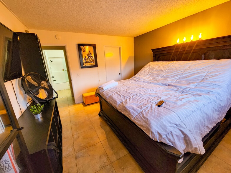 Adjustable Cal King bed - 20531 S Vermont Ave