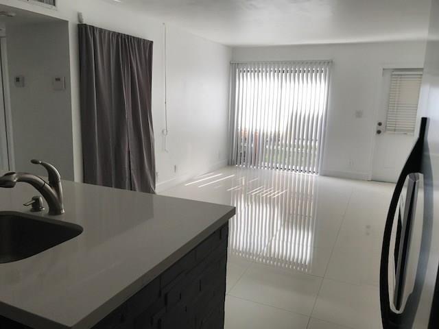 Building Photo - 2661 Riverside Dr