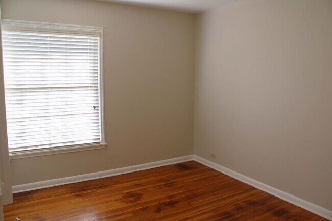 Building Photo - 3 BEDROOM WILSHIRE