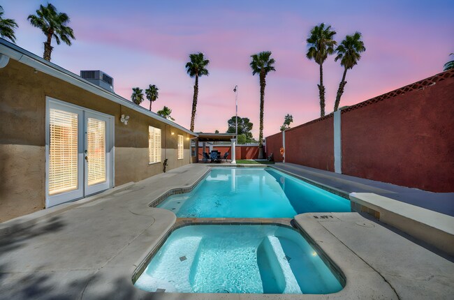 Building Photo - 3 Bed FULLY FURNISHED Pool Home