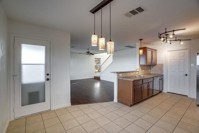 Building Photo - 1206 Hensley Dr