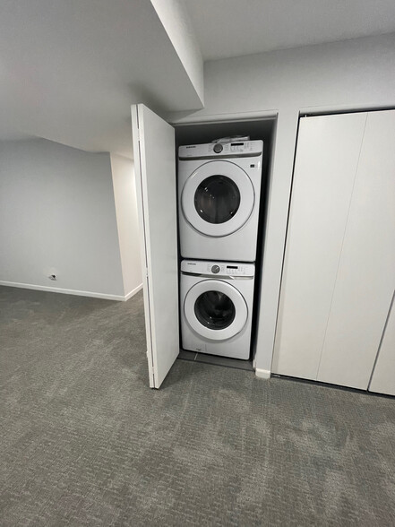Washer/Dryer - 4737 N Maplewood Ave