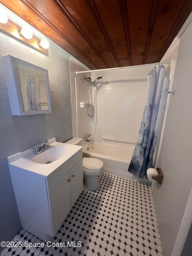 Building Photo - 441 Vickers St