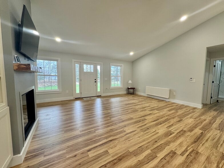 Building Photo - 49 Fort Point Cove Rd