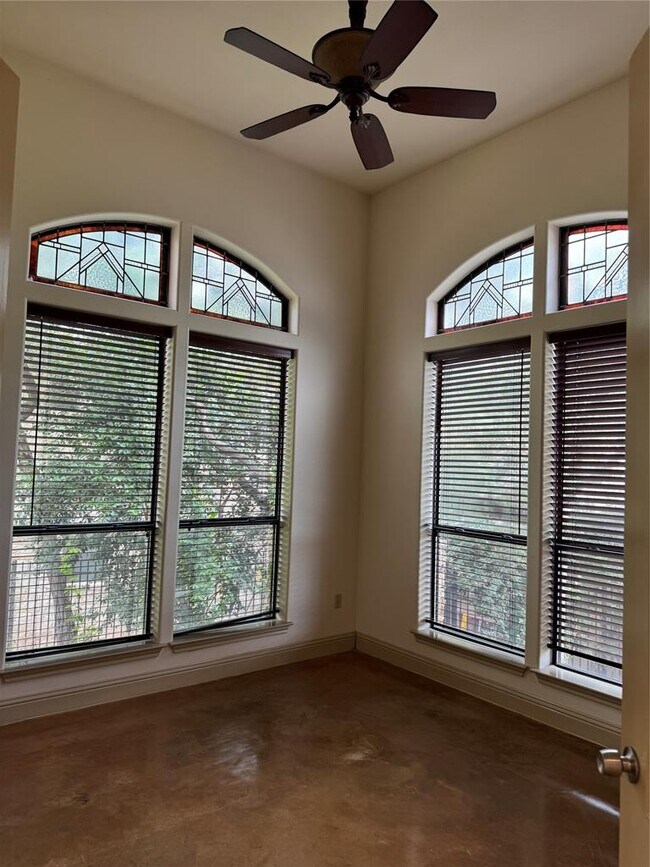 Building Photo - 10913 Sans Souci Pl