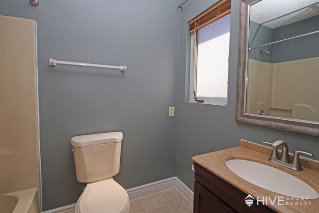 Building Photo - Bright and Spacious Home with a Fantastic ...